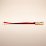 Conector macho de 2 pines para cinta LED y transformador fondo blanco
