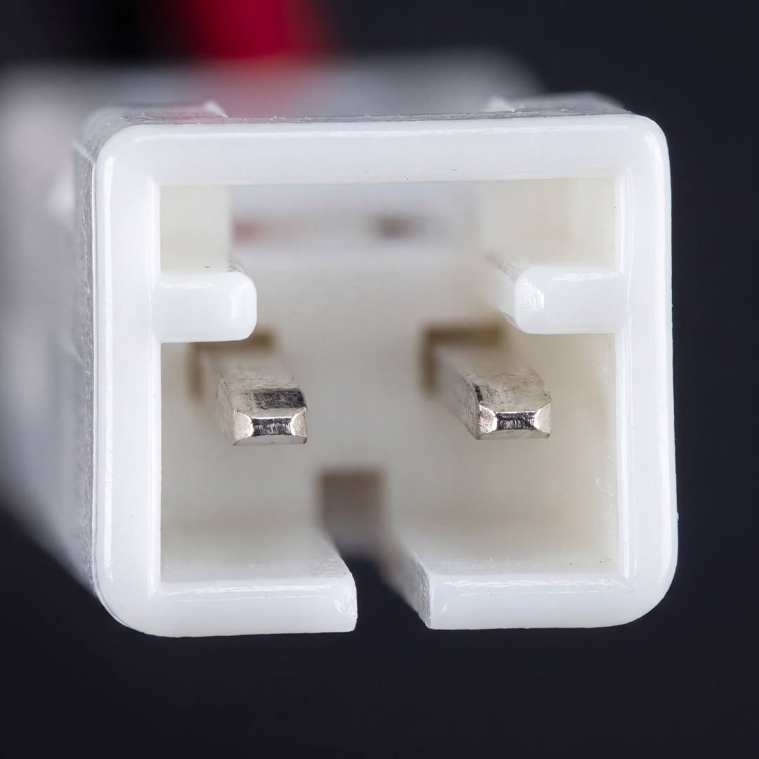 Detalle de los 2 pines metálicos del conector macho JST XH