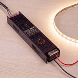 Sistema de alimentación lineal de corriente continua energizando una tira LED flexible de alta reproducción cromática.