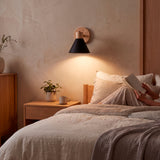 Luz puntual de sobreponer dirigida hacia el área de lectura en habitación de diseño contemporáneo.