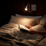 Haz focalizado directo para lectura nocturna que evita deslumbramientos en dormitorios.