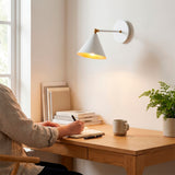 Luz de soporte extensible orientada hacia área de lectura en espacios de diseño contemporáneo.