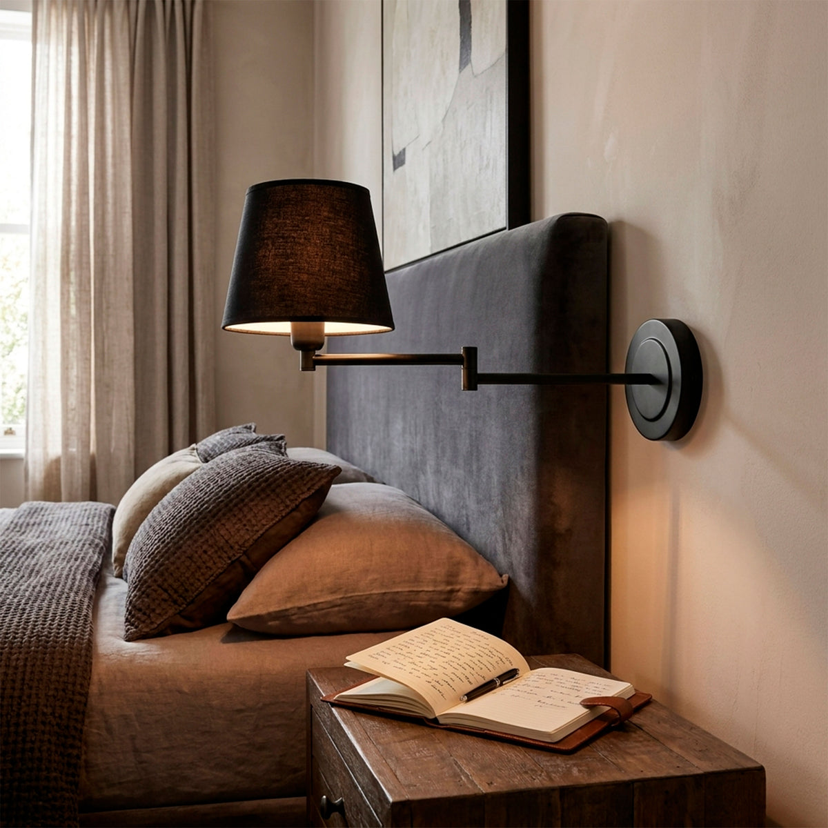 Luz de soporte extensible orientada hacia área de lectura en dormitorios de diseño contemporáneo.
