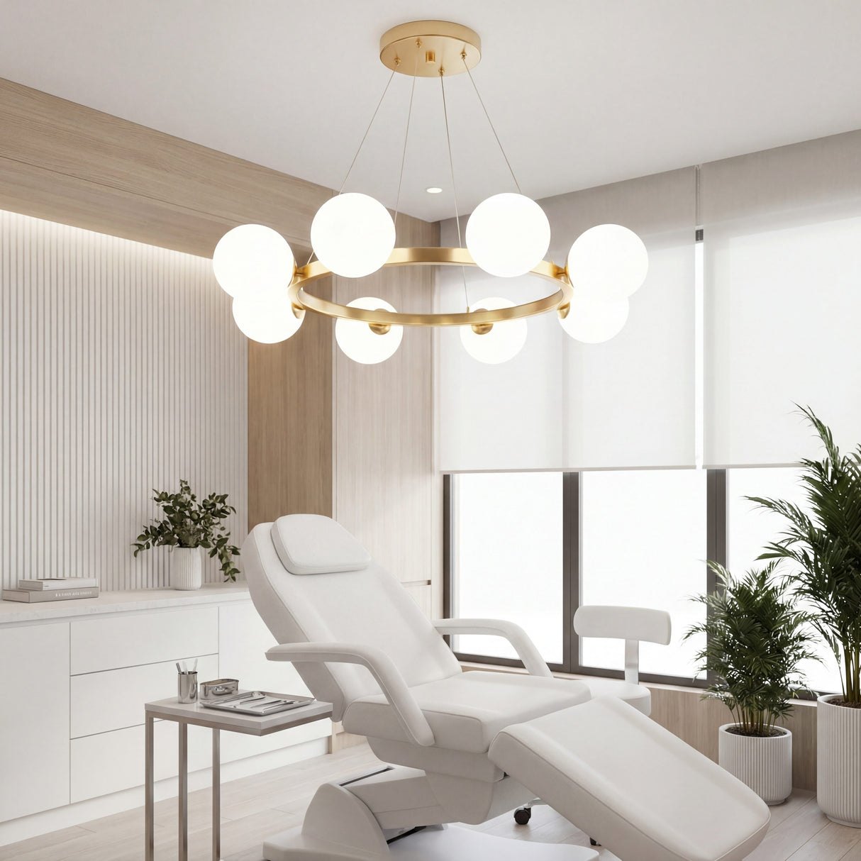Ambiente de consultorio o spa con mobiliario blanco y la lampara Collier Gold aportando un diseño limpio.