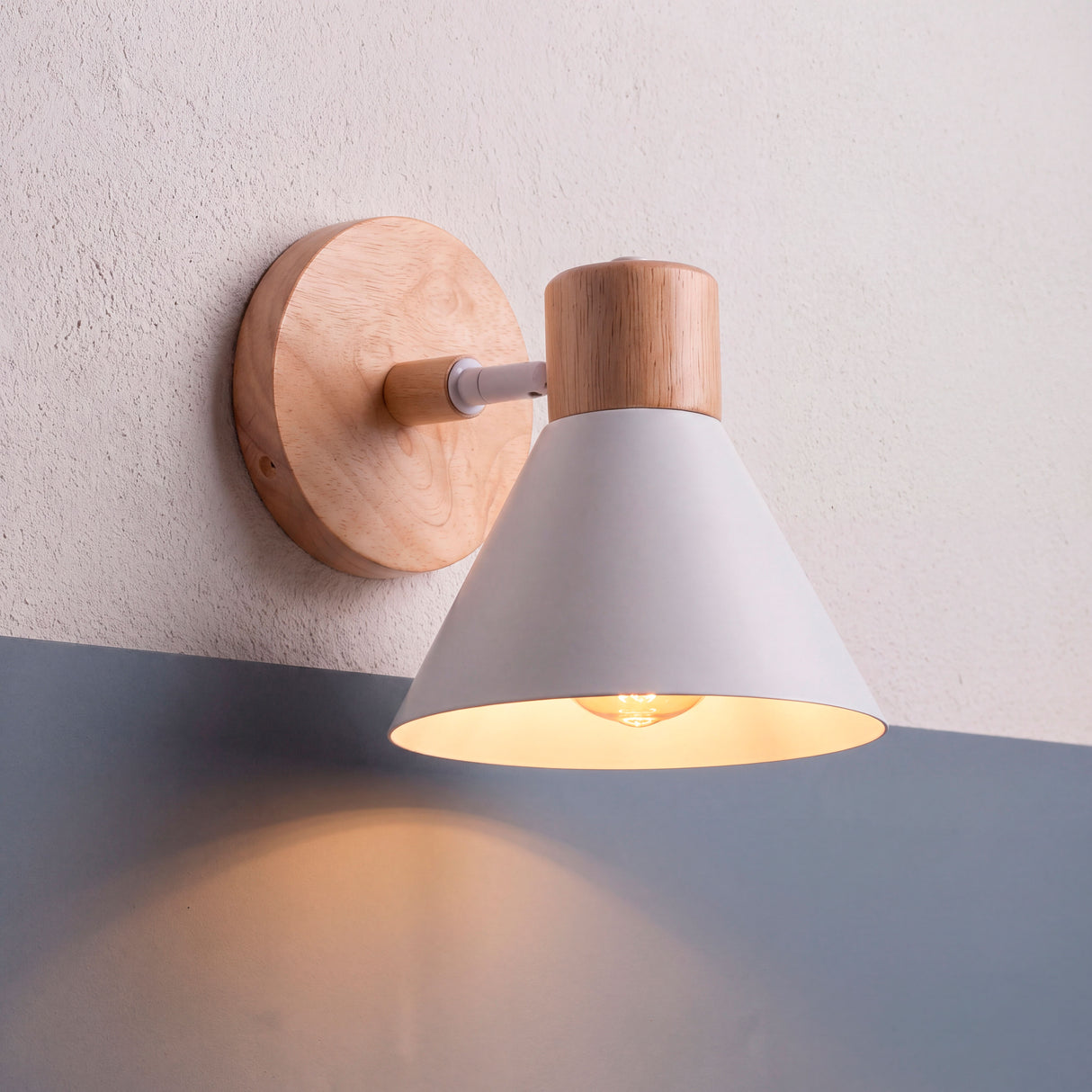 Proyección de luz simétrica sobre muro bicolor, realzando el contraste arquitectónico.