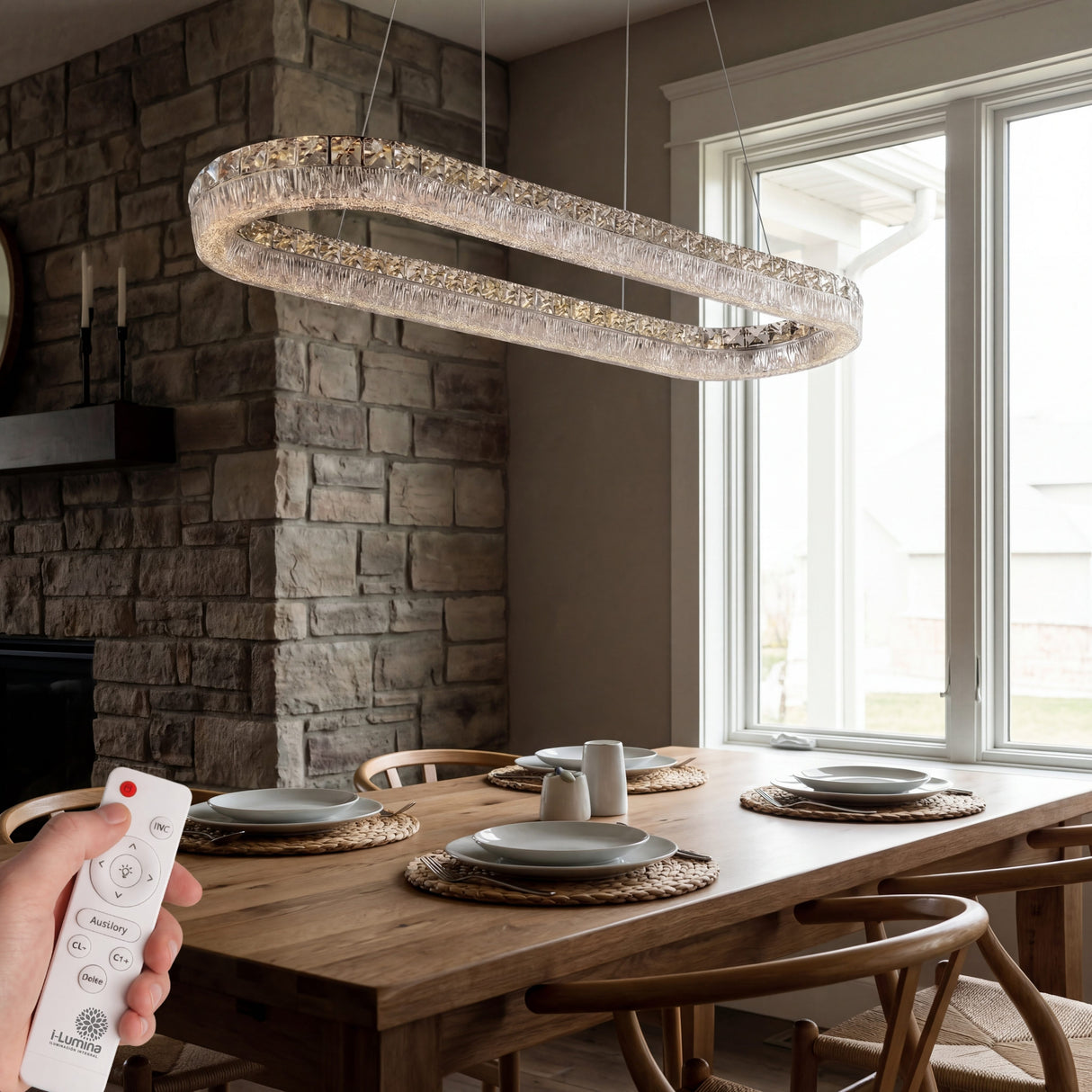 Lámpara cromada sobre mesa rústica, creando un contraste entre diseño moderno y materiales nobles.