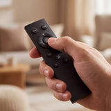 Mano usando el control remoto smart para regular los spots magnéticos de la sala