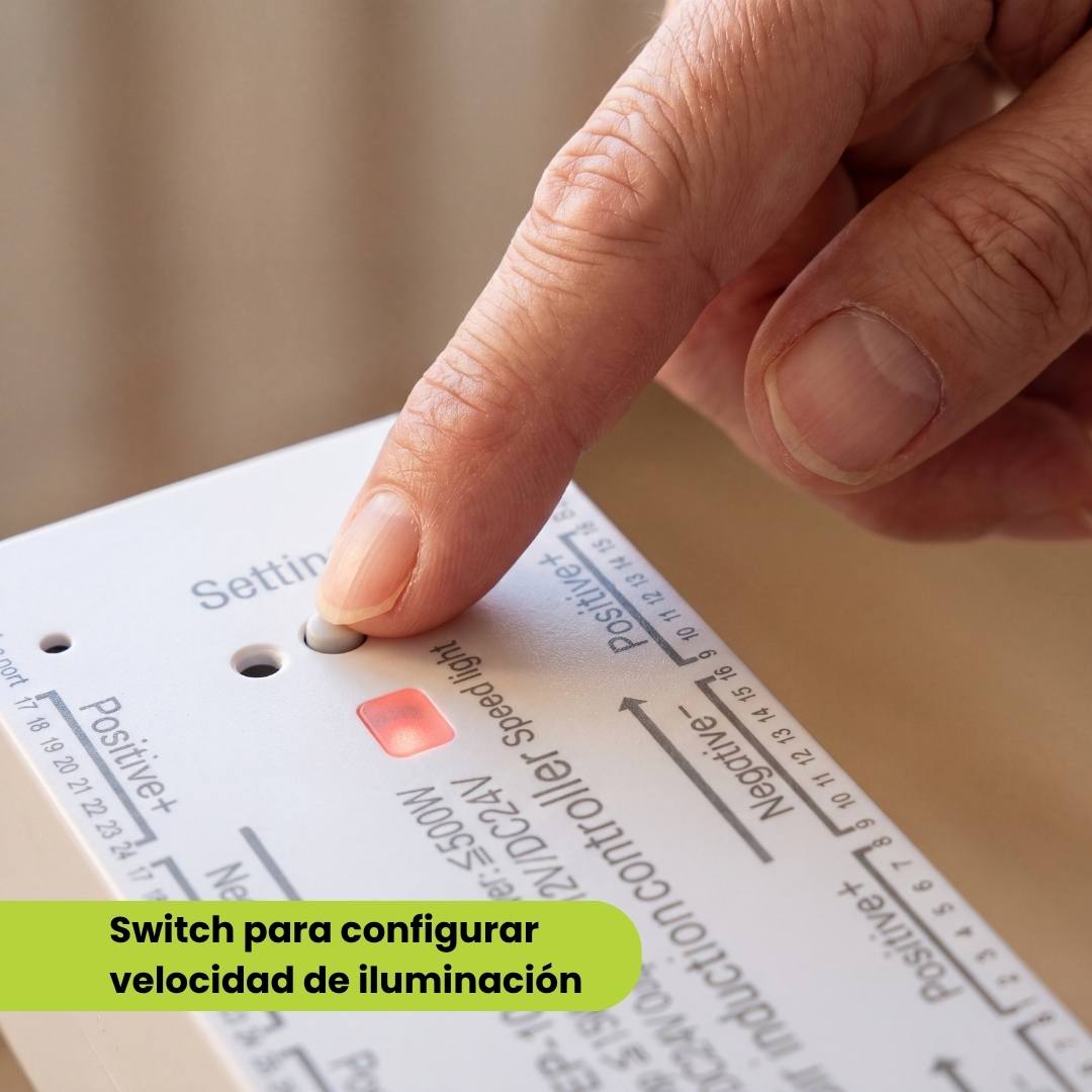 Dedo presionando el botón Setting para configurar peldaños y las 4 velocidades de encendido