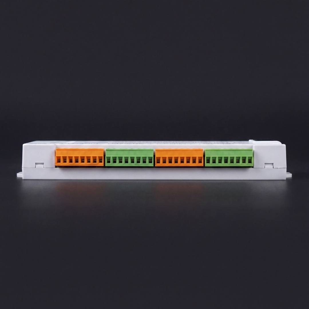 Vista superior del controlador inteligente para cinta LED con sus 32 bornes de conexión