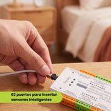 Mano sosteniendo el controlador inteligente de escaleras de tamaño compacto