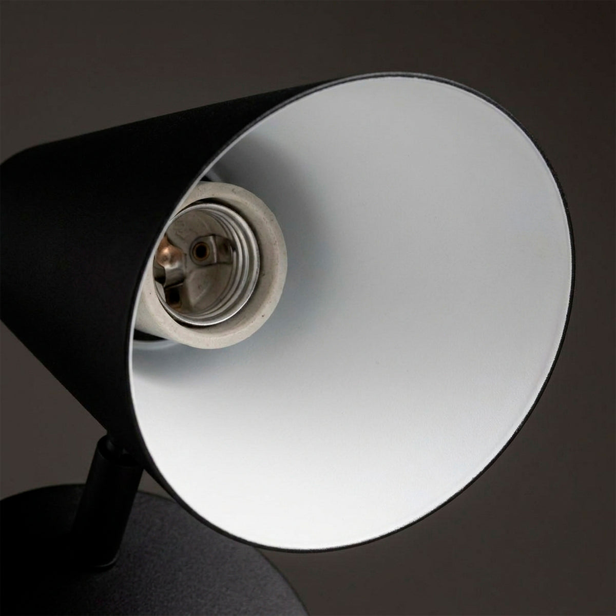 Vista interna de la visera metálica cónica con revestimiento blanco reflector y casquillo E27.