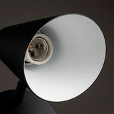 Vista interna de la visera metálica cónica con revestimiento blanco reflector y casquillo E27.