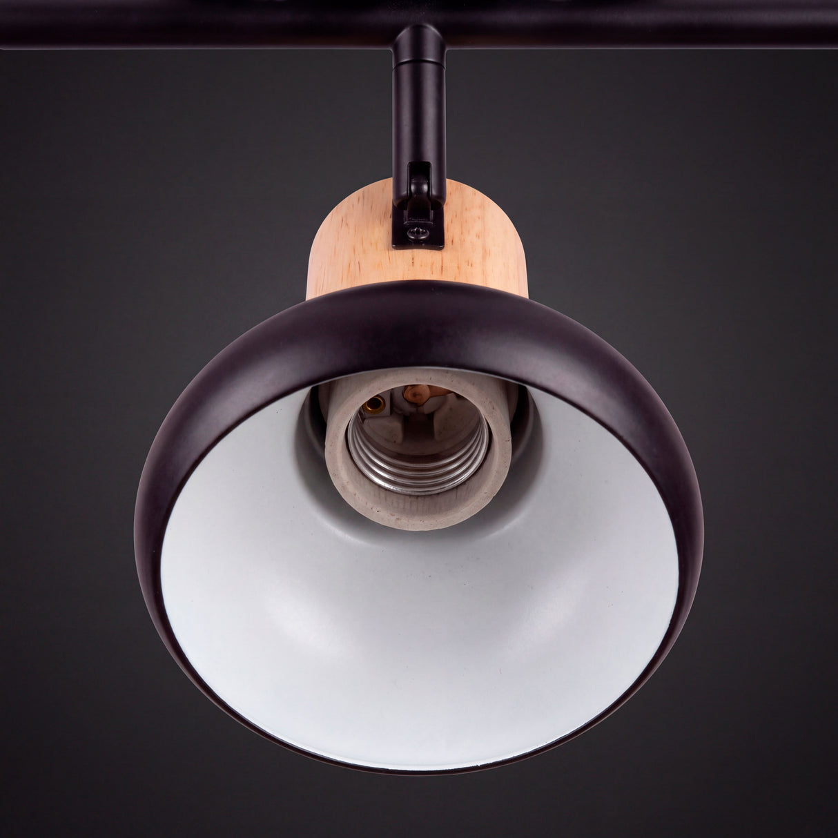 Vista interna de reflector tubular en pintura electrostática negra con casquillo cerámico E27.