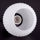 Detalle de la tulipa de vidrio con textura estriada antideslumbrante para difuminar la luz.