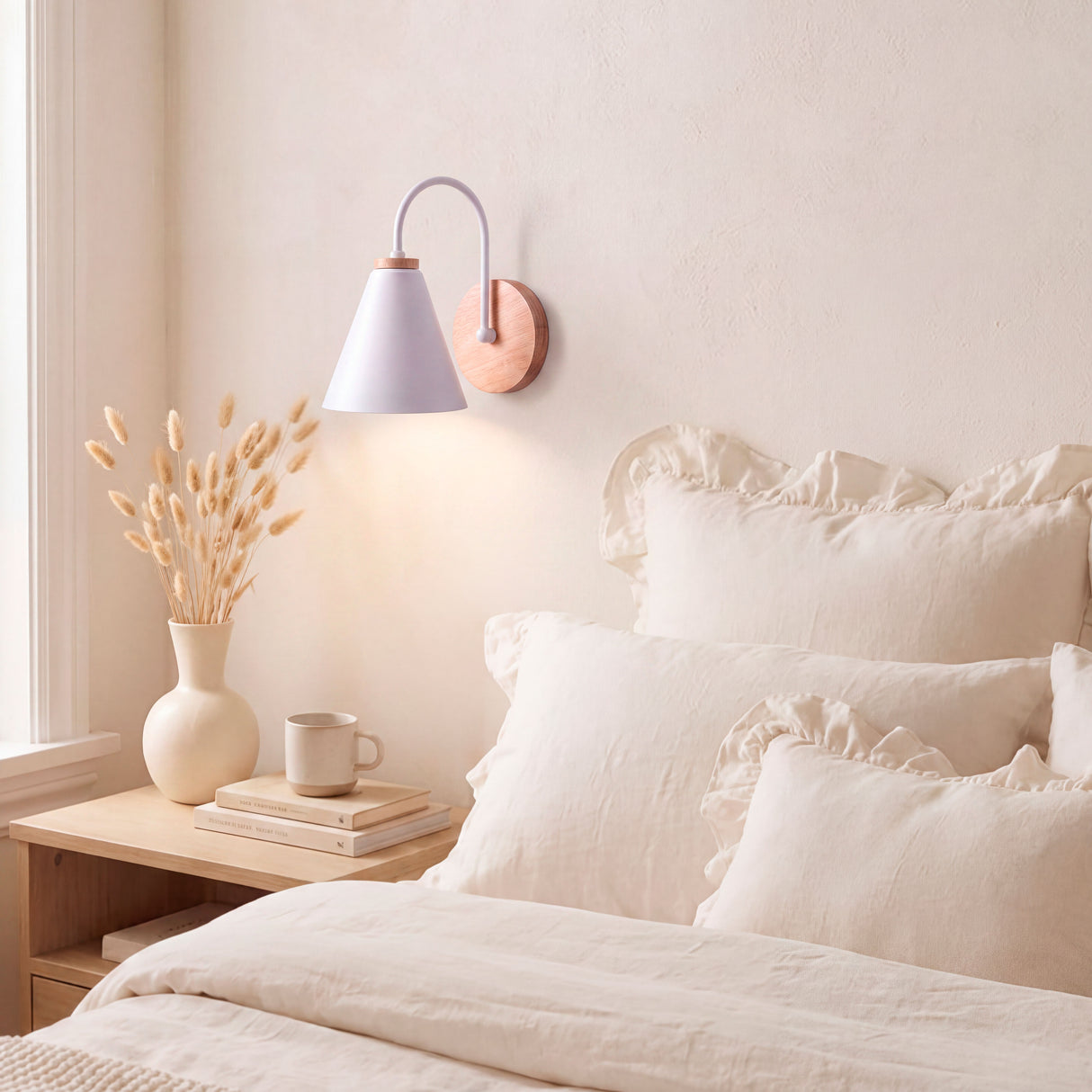 Luminaria de pared montada en recámara aportando calidez e iluminación de acento sofisticada.