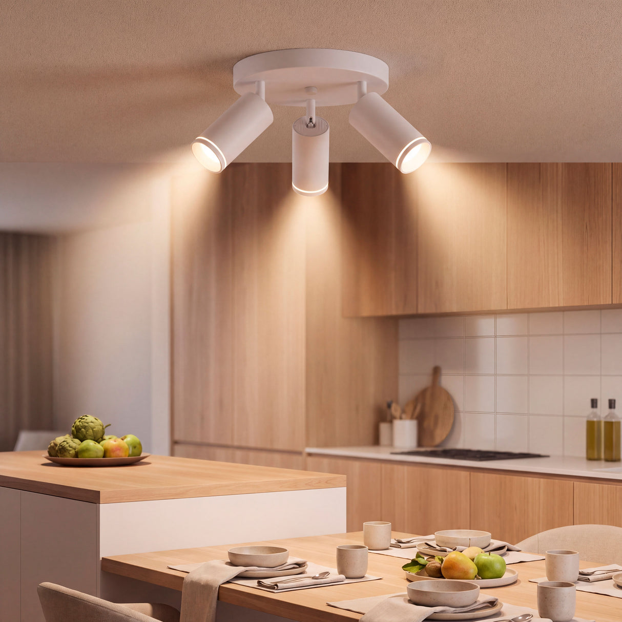 Punto de luz cenital con tres spots orientables aportando alta eficiencia lumínica en cocina moderna.