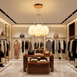 Decoración de techos en tienda de ropa con lámparas de pétalos