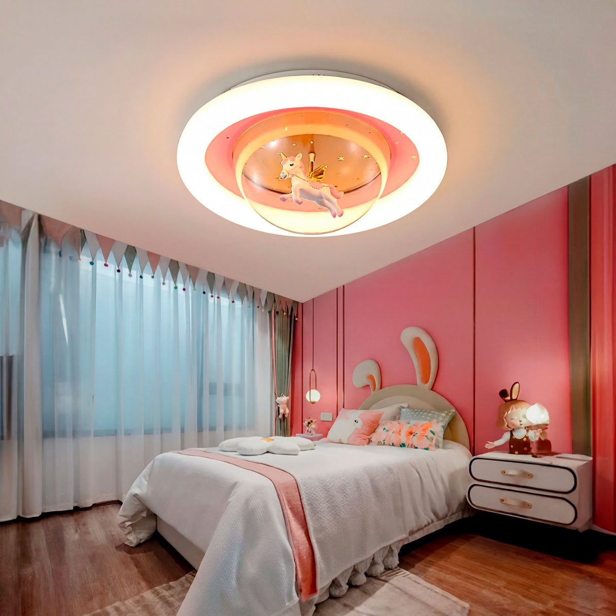 Plafón Unicornio Pink en habitación blanca resaltando como pieza central decorativa.