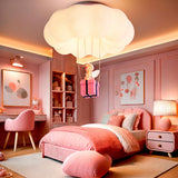 Plafón de nube en dormitorio de niña con muebles blancos y diseño contemporáneo.