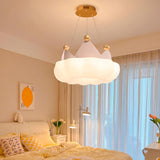 Lámpara Little King en dormitorio con tonos amarillos y luz ambiental cálida.