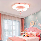Plafón Swing Cloud en dormitorio luminoso con papel tapiz de nubes y estrellas.