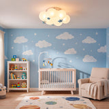 Lámpara nube instalada en habitación con papel tapiz de nubes y estrellas.
