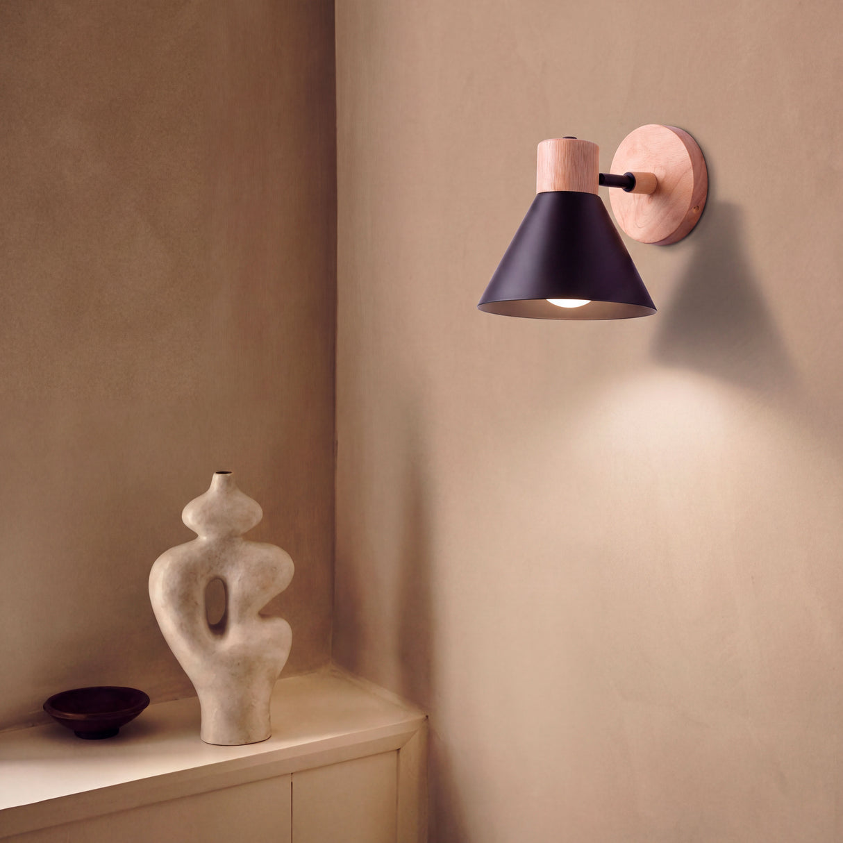 Luminaria de pared montada en espacio residencial aportando calidez e iluminación de acento.