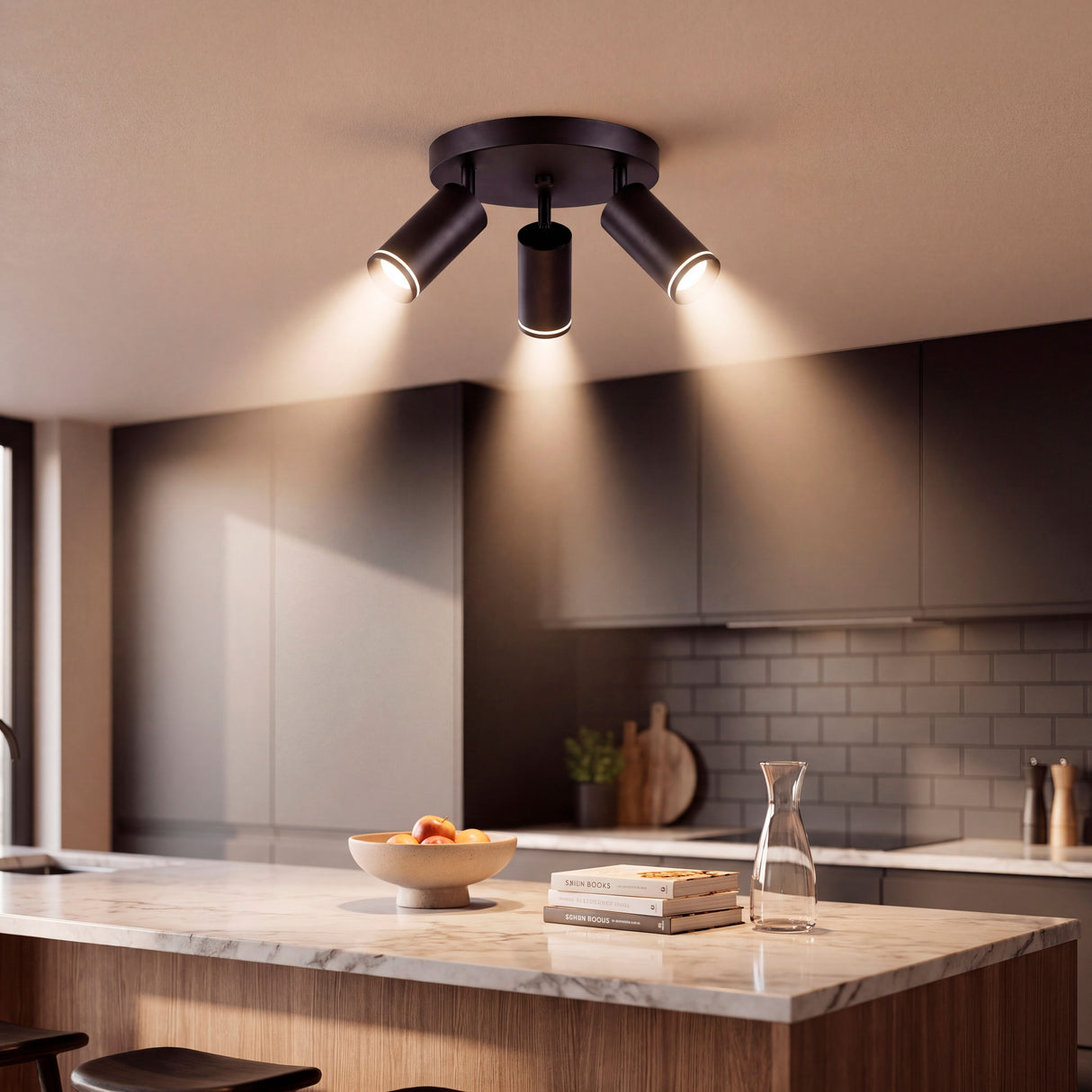 Punto de luz cenital con tres spots orientables aportando alta eficiencia lumínica en cocina moderna.