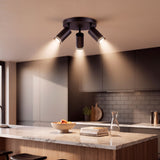 Punto de luz cenital con tres spots orientables aportando alta eficiencia lumínica en cocina moderna.