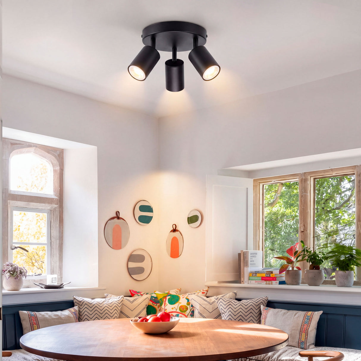 Punto de luz cenital con tres spots orientables aportando alta eficiencia lumínica en comedor moderno.