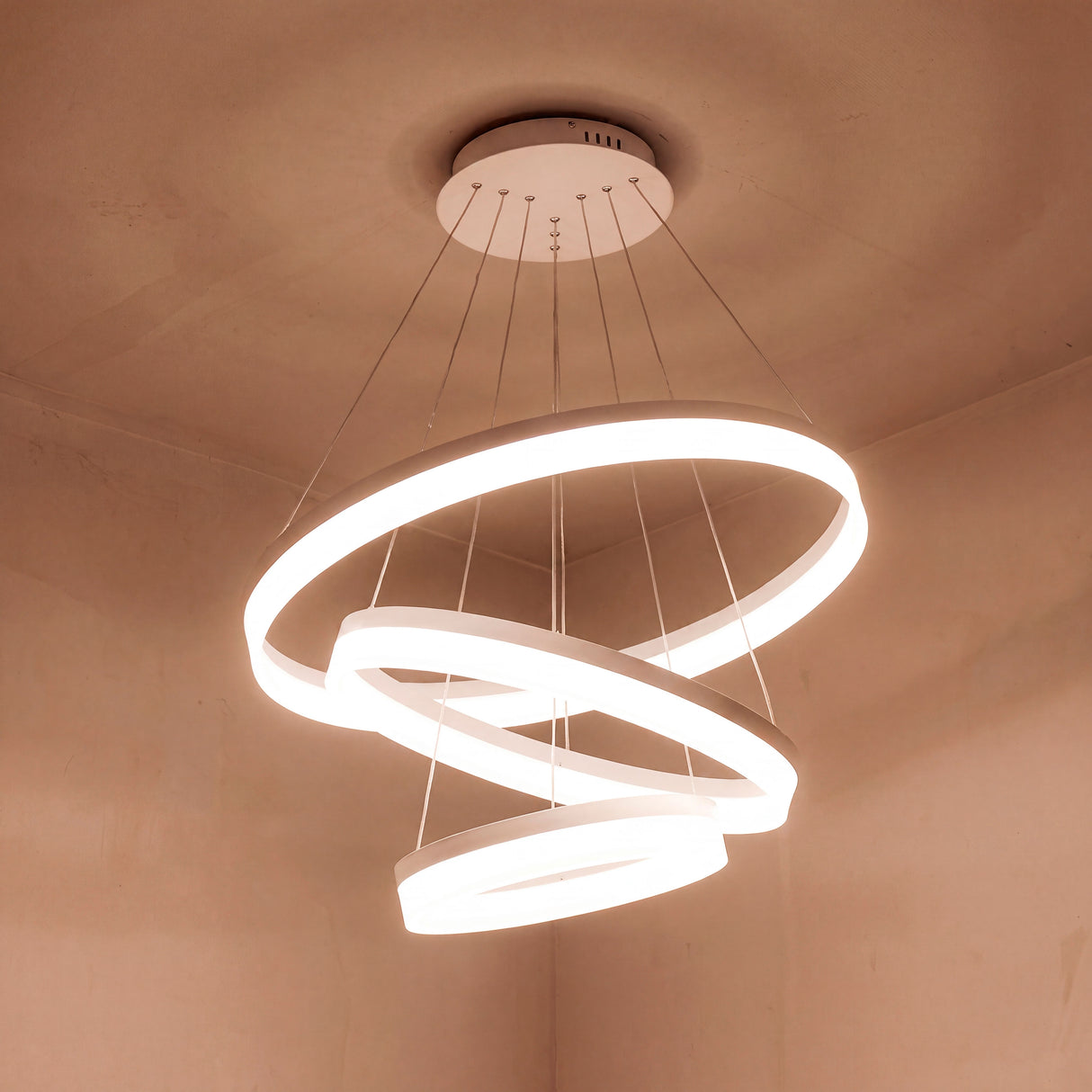 Luminaria suspendida vanguardista aportando un baño de luz cálida difusa en esquinas residenciales.