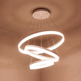 Luminaria suspendida vanguardista aportando un baño de luz cálida difusa en esquinas residenciales.