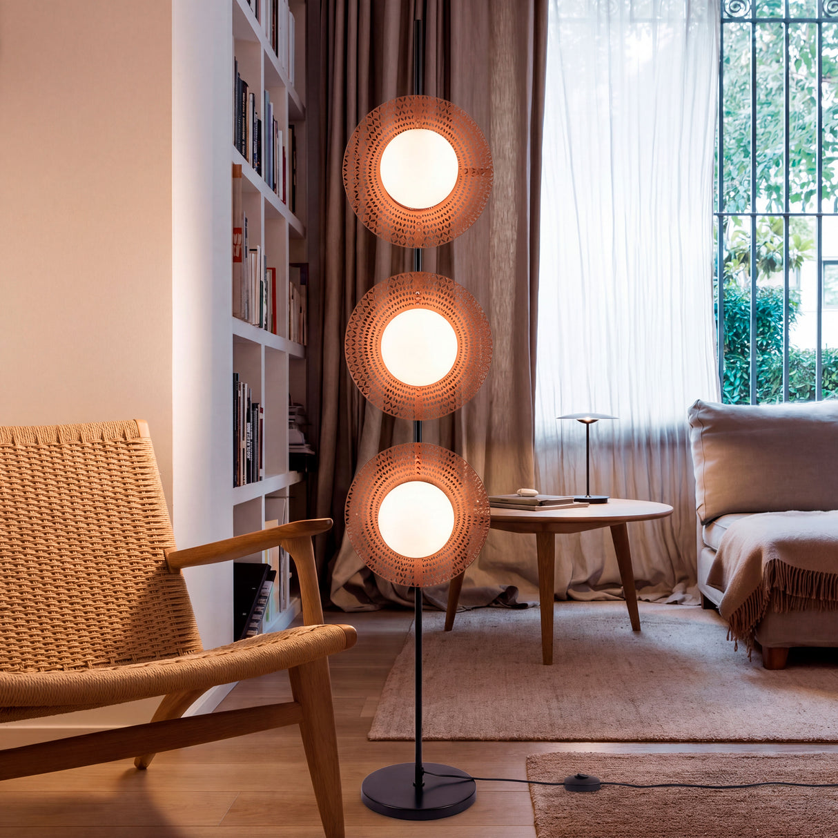 Iluminación de acento perimetral integrada en una sala contemporánea con acabados de alta gama.