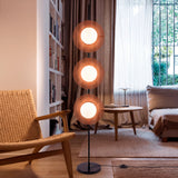 Iluminación de acento perimetral integrada en una sala contemporánea con acabados de alta gama.