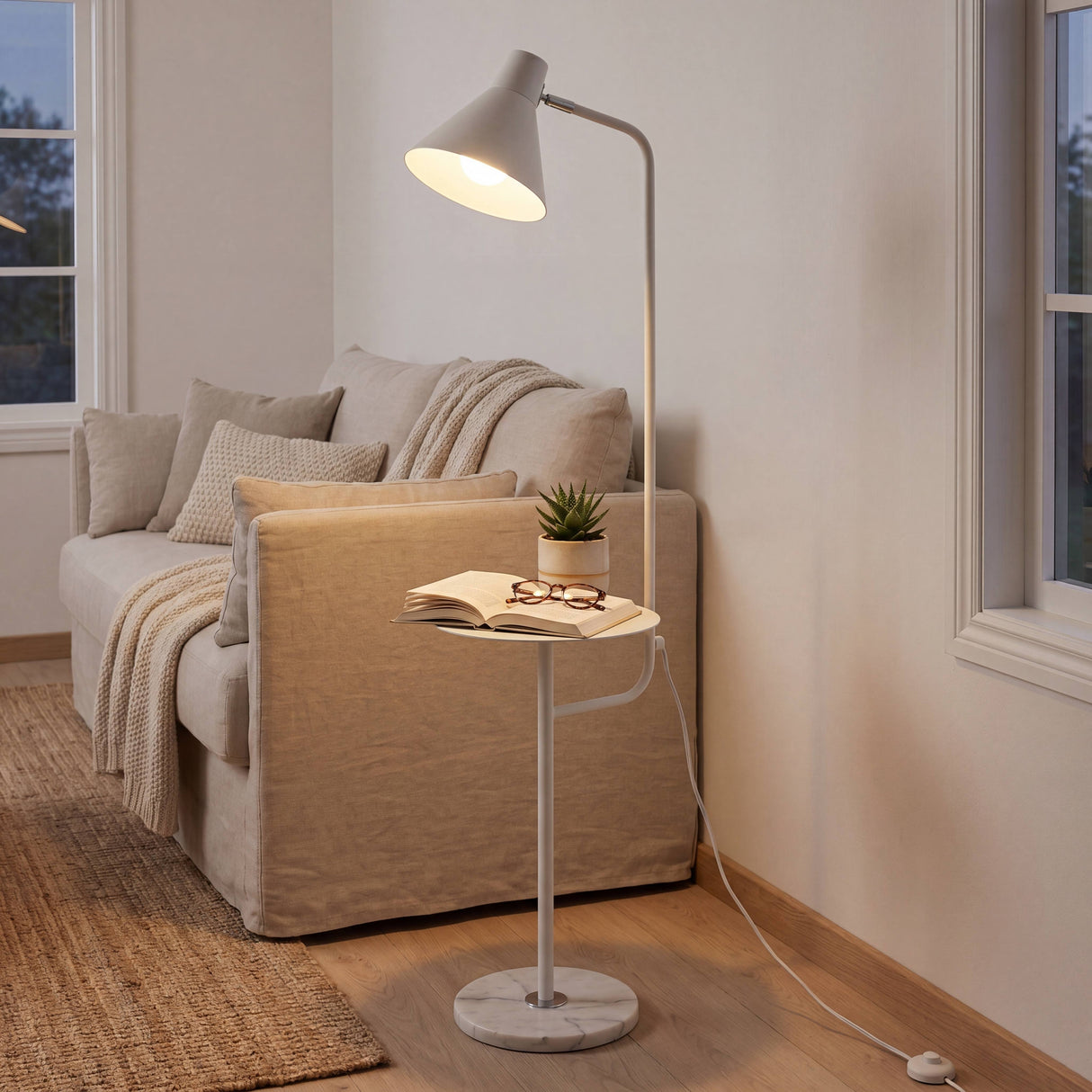 Composición de diseño interior que integra la luminaria blanca junto a un sofá de líneas rectas.