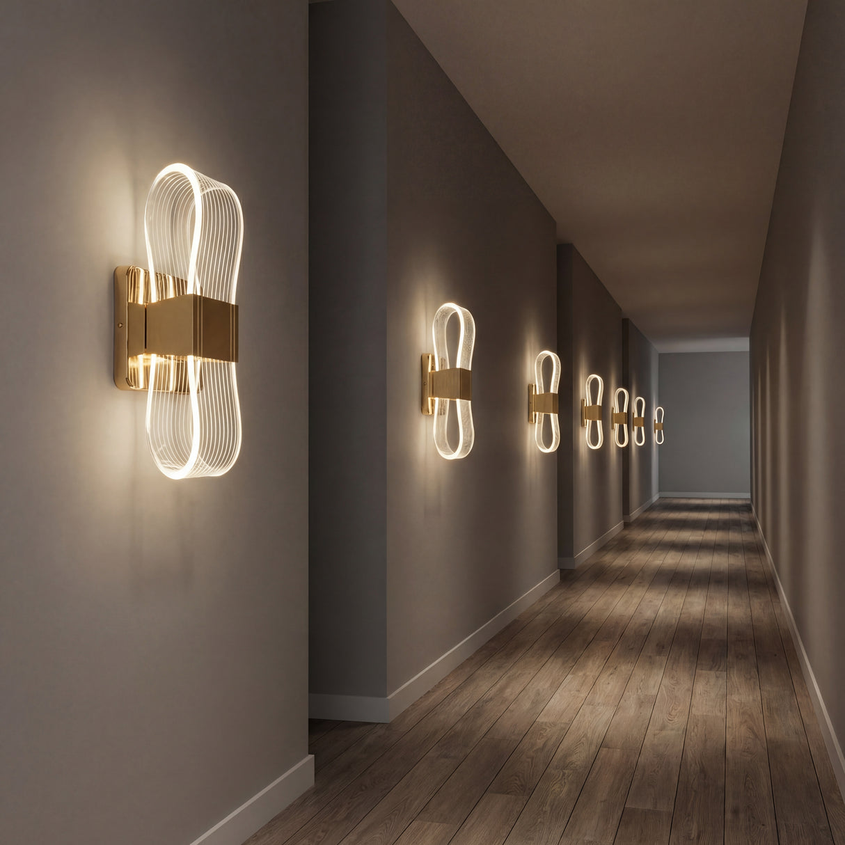 Decoracion de pared en pasillo con luz LED bidireccional y acabado dorado espejo.