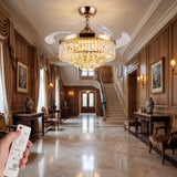 Pasillo largo con suelos de madera decorado con lámpara de techo retráctil.