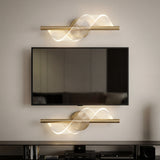 Dos apliques Helix Line Gold instalados horizontalmente para enmarcar un televisor en la sala.
