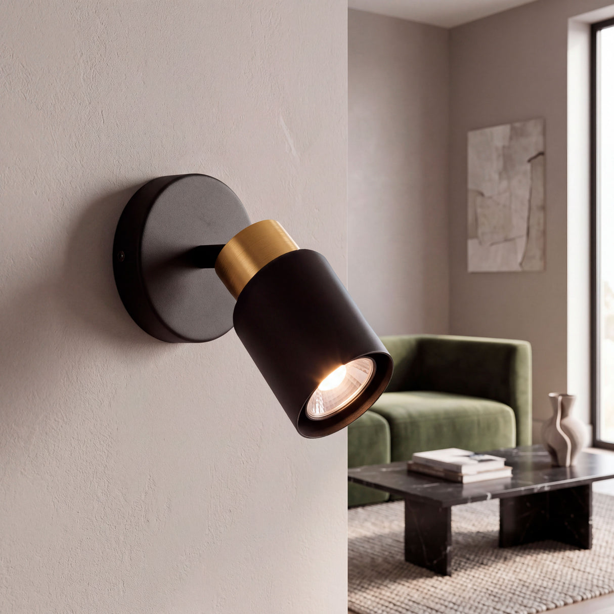 Foco de pared con luz cálida apuntando hacia un ambiente de estar para un diseño minimalista y relajante.