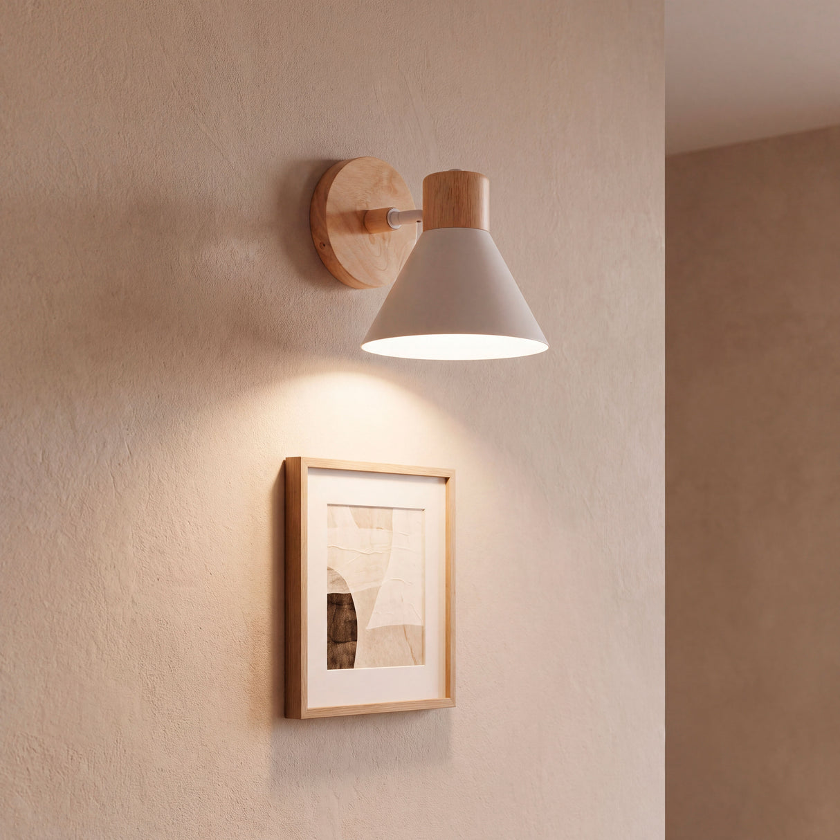 Punto de luz focal directo direccionado para resaltar lienzo decorativo en muro de hall.