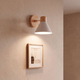 Punto de luz focal directo direccionado para resaltar lienzo decorativo en muro de hall.
