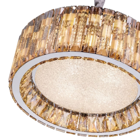 Primer plano de difusor de cristal facetado y estructura cromo con tecnología LED integrada.