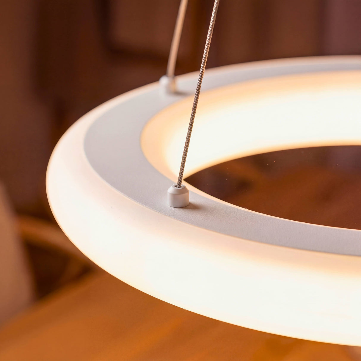 Primer plano de difusor opalino de alta transmitancia para iluminación uniforme y suave.