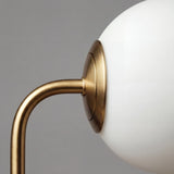 Detalle de la estructura metalica acabado dorado mate de luminaria de diseño.