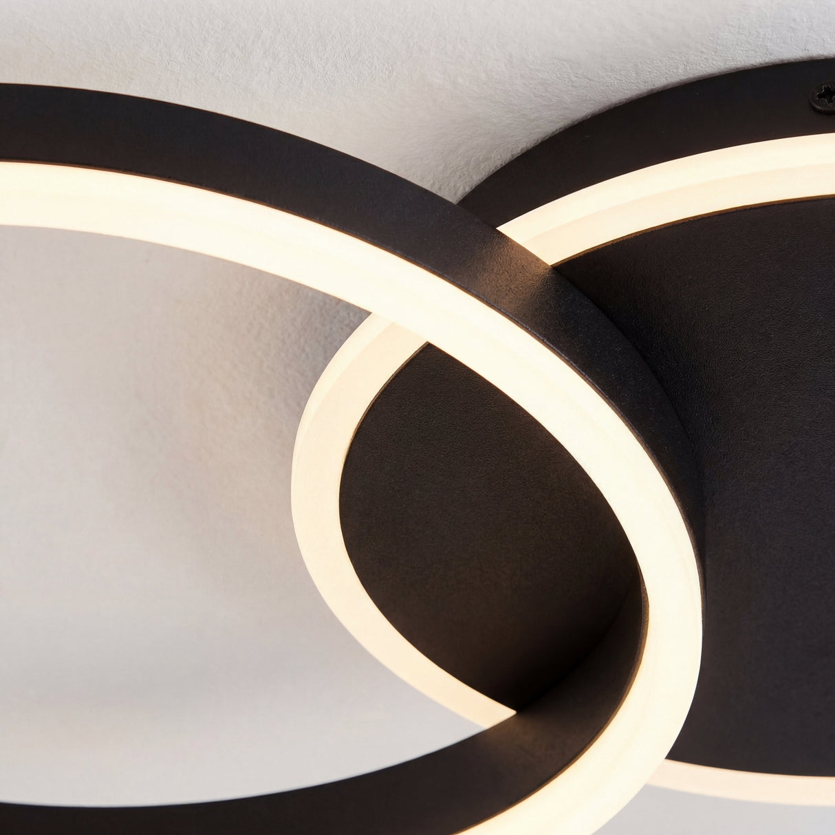 Detalle de acabado negro mate y difusor de luz LED de alta calidad.