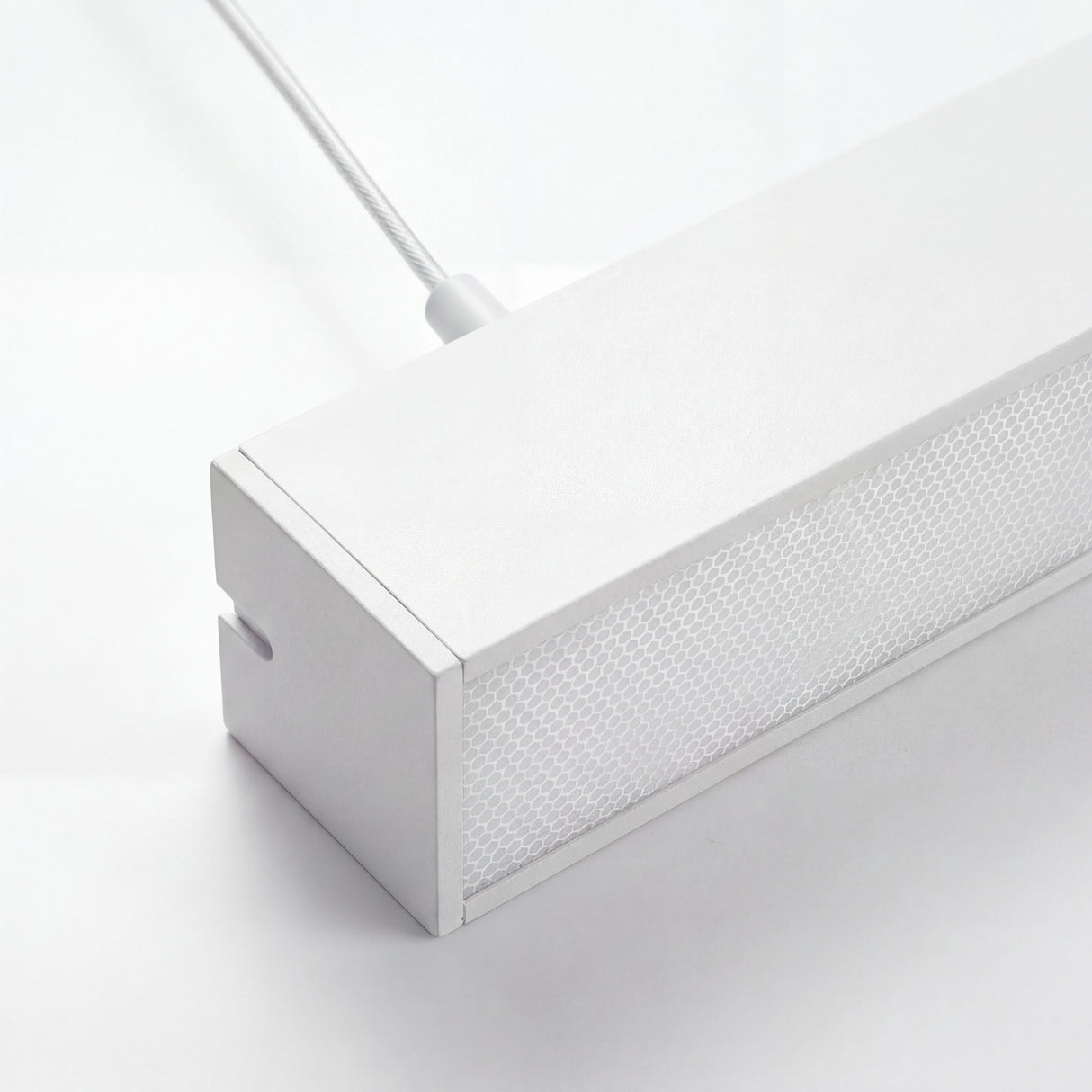 Primer plano de la terminación superior de perfil de iluminación técnica minimalista blanco.