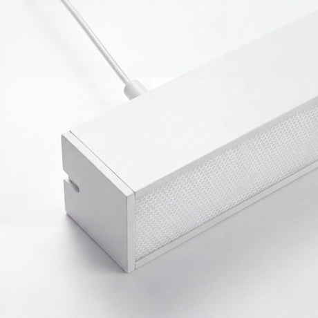 Primer plano de la terminación superior de perfil de iluminación técnica minimalista blanco.