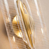 Detalle de primer plano del difusor de acrílico con grabado lineal de la lámpara Ethereal Gold.