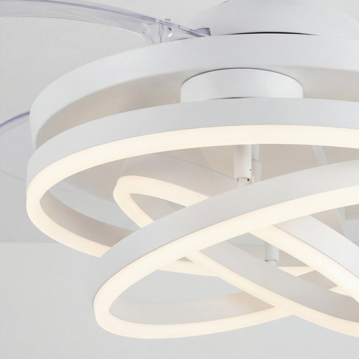 Primer plano de los aros LED blancos entrelazados con difusor de luz de alta transmitancia.