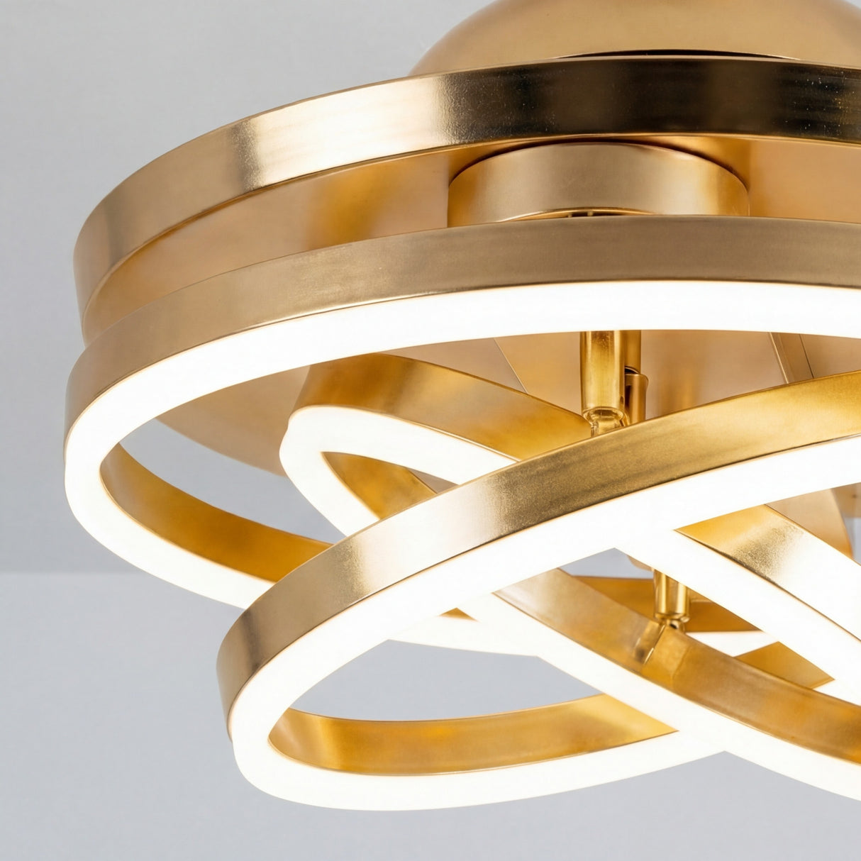 Primer plano de los aros LED con acabado dorado pulido y difusor de luz de alta transmitancia.